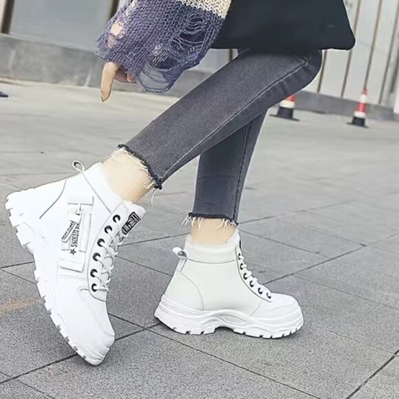 Plush Lined White Boots. Thick soles super comfy. Lace up . Sz 8.5 - Picture 6 of 9